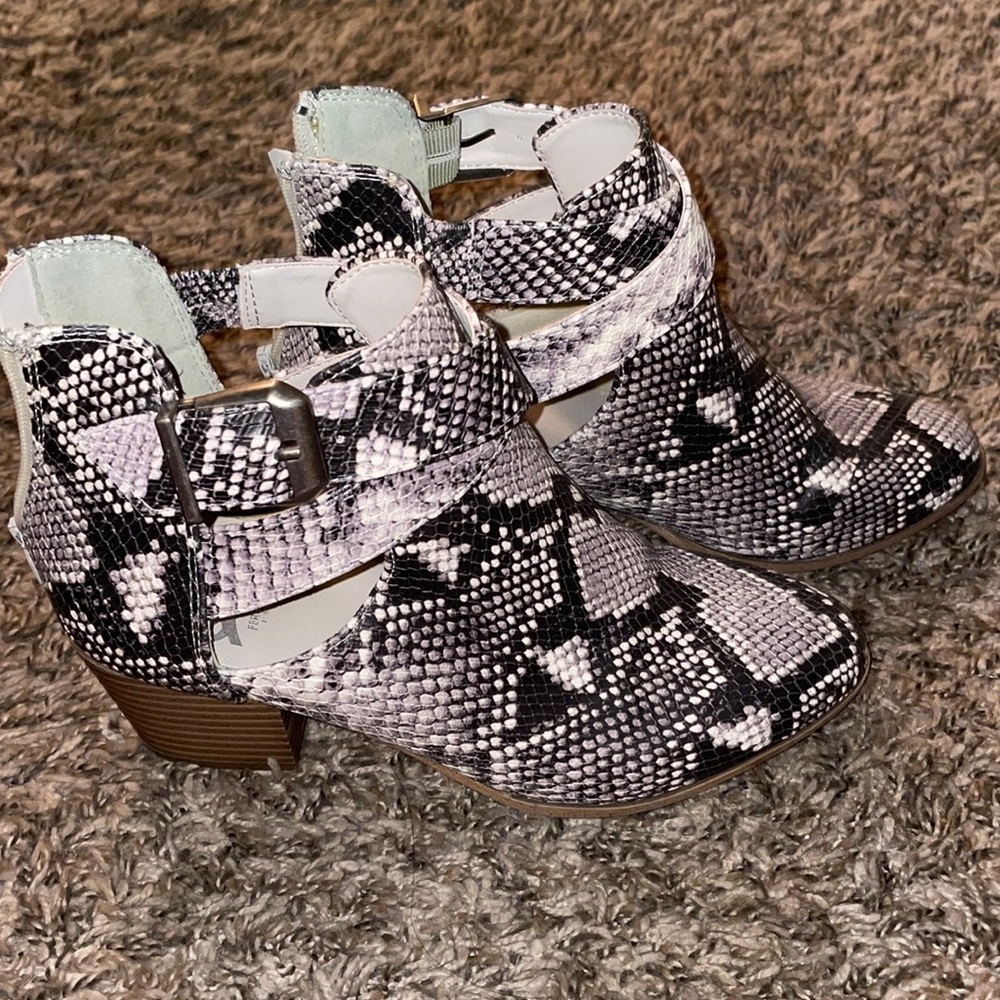Crocodile booties